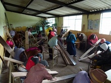 Todos en minga para pintar las bancas antiguas