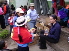 Entrega de regalitos de Navidad a cada niño presente