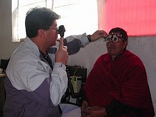 Camilo untersucht die Menschen mit Augenproblemen