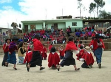 Los niños de la escuela bailan una danza tradicional durante la ceremonia de inauguración