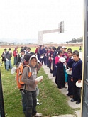 Los niños esperando la comida