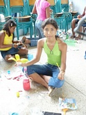 Valeria nos enseña la flor hecha con una botella plastica