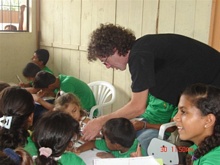 Nick ayudando a los niños a descubirir su personalidad