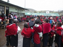 A mediodía la comunidad preparó un almuerzo para las 550 personas presentes