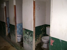 Die Toiletten der Schule