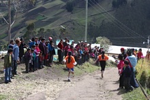 Mucha gente a la espera de los competidores