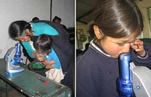 Adultos y niños utilizan el microscopio para analizar el agua