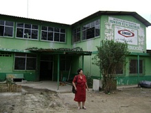 Una vista completa de la escuela a la cual tenemos que cambiar completamente el techo y dar una mano de pintura, la persona en la foto es Ines la directora