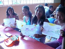 Algunos niños con sus dibujos