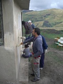 Pintando la parte externa del aula