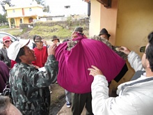 Marcelino, el experto de Salinas en lana aconsejando como debe llegar la lana al Centro de Acopio