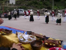 I bambini ballano con costumi tipici