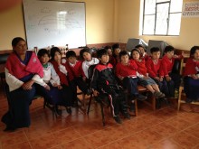 Die Kinder hören bei dem Kurs über dentale Hygiene zu
