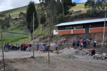 Los trabajos se realizan bajo la coordinación de un albañil local y la colaboración de los moradores de la comunidad