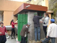 Voluntarios y moradores de Cagrin trabajando