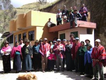 Todos juntos delante del baño de la Comunidad