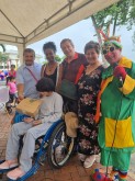 Von rechts: Pulgarcito der Clown, Inés, Emilio, Andrea, Joahna (im Rollstuhl) und ihr Vater.