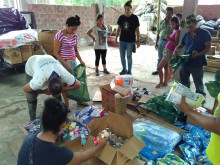 Preparing the bags in the Barrio San Andres