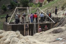 Momentos de la construcción del techo de paja