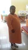 Una signora incinta indossa una delle 30 vestaglie termiche che abbiamo acquisito