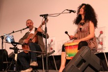 Sergio y Dilene interpretando la canción "Esperanza"