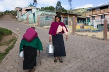 Die Einwohner Esperanzas übergeben ihre Milch schon in  der provisorischen Quesería
