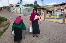 The inhabitants of Esperanza bring milk to the temporary quesería.