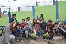 Voluntaere und Kinder sind fertig um die Baeumchen zu pflanzen