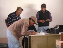 Mitglieder des Vorstands von Esperanza und Funorsal unterzeichnen die Urkunde