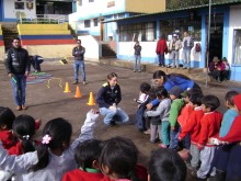 Cecilia Vaca con los niños de La Esperanza