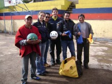 Desde la izquierda: Raul Remache  (Presidente de Padres de Familia de La Esperanza), Cecilia Vaca (Ministra Coordinadora de Desarrollo Social y Ministra Del Deporte), funcionarios del Ministerio, José Bagua (Director de la Escuela de La Esperanza)