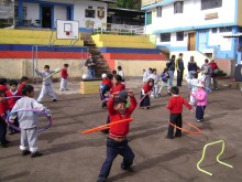 Die Kinder probieren die neuen Hula-Hoop-Reifen aus