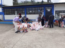 Trabajando para preparar 40 costales de alimentos