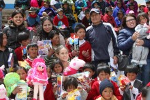 Die Ministerin für soziale Entwicklung Cecilia Vaca (im Foto im Zentrum) mit den Kindern