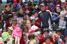 La Ministra Coordinadora de Desarrollo Social Cecilia Vaca (en la foto al centro) con todos los niños