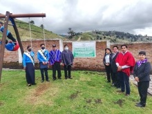 El rector de la Unidad Educativa Octavio Yépez, la representante del Distrito del Ministerio de Educación Gladys Chavarria y demás autoridades y docentes presentes en la inauguración del parque infantil