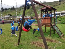 Spielende Kinder mit strahlenden Gesichtern