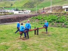 Kinder spielen fröhlich auf dem neuen Spielplatz