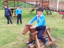 Il nuovo cavallino di legno installato nel parco giochi
