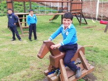 Ein neues Schaukelpferd aus Holz auf dem Spielplatz