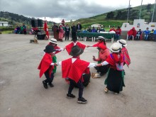 Die Kinder führen einen traditionellen Tanz auf