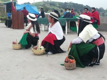Las niñas realizan un baile típico de los Andes