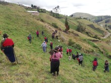 Los trabajos de instalaci&oacute;n se realizan mediante la &ldquo;minga&rdquo; (trabajo comunitario)