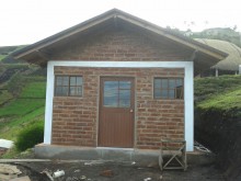 La casita donde funciona la lavanderia construida con mano de obra local en ladrillos visto