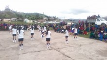 Las chicas de la unidad educativa de Lig Lig en una danza