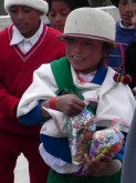 The children of San Carlos recieve fundas, bags of sweets