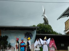 La estrella pasa sobre el público presente