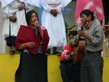 Anita Lucia y el profesor José en un momento de música