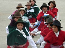 Die Kinder aus Esperanza mit einem traditionellem Tanz