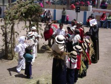 Los niños y niñas de la escuela de Chacabamba Chico Cagrin cantan un villancico